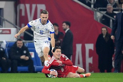 260326 - Wales v Bosnia-Herzegovina - 2026 FIFA World Cup Qualifying - Play-off Semi-final - Harry Wilson of Wales is challenged by Amar Memic of Bosnia