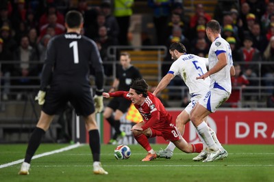 260326 - Wales v Bosnia-Herzegovina - 2026 FIFA World Cup Qualifying - Play-off Semi-final - Harry Wilson of Wales is challenged by Denis Huseinbasic of Bosnia