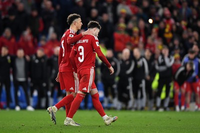 260326 - Wales v Bosnia-Herzegovina - 2026 FIFA World Cup Qualifying - Play-off Semi-final - Dejected Neco Williams of Wales after missing his penalty is consoled by Ethan Ampadu of Wales