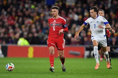 260326 - Wales v Bosnia-Herzegovina - 2026 FIFA World Cup Qualifying - Play-off Semi-final - Ethan Ampadu of Wales is challenged by Amar Dedic of Bosnia