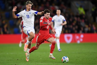 260326 - Wales v Bosnia-Herzegovina - 2026 FIFA World Cup Qualifying - Play-off Semi-final - Neco Williams of Wales is challenged by Kerim Alajbegovic of Bosnia