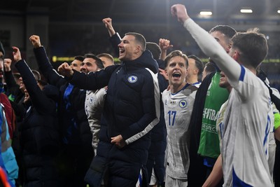 260326 - Wales v Bosnia-Herzegovina - 2026 FIFA World Cup Qualifying - Play-off Semi-final - Edin Dzeko of Bosnia and his side celebrate with fans at full time