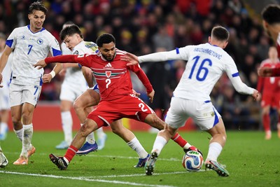 260326 - Wales v Bosnia-Herzegovina - 2026 FIFA World Cup Qualifying - Play-off Semi-final - Jay Dasilva of Wales is challenged by Amir Hadziahmetovic of Bosnia
