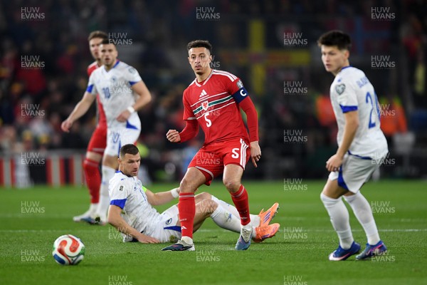 260326 - Wales v Bosnia-Herzegovina - 2026 FIFA World Cup Qualifying - Play-off Semi-final - Ethan Ampadu of Wales is challenged by Amir Hadziahmetovic of Bosnia