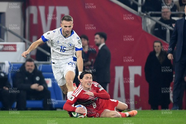 260326 - Wales v Bosnia-Herzegovina - 2026 FIFA World Cup Qualifying - Play-off Semi-final - Harry Wilson of Wales is challenged by Amar Memic of Bosnia