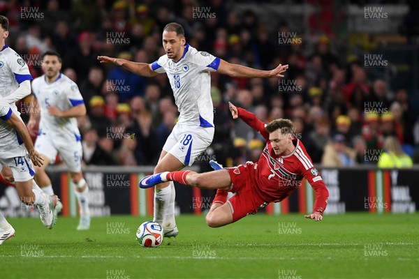 260326 - Wales v Bosnia-Herzegovina - 2026 FIFA World Cup Qualifying - Play-off Semi-final - David Brooks of Wales is challenged by Dario Saric of Bosnia