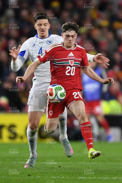 260326 - Wales v Bosnia-Herzegovina - 2026 FIFA World Cup Qualifying - Play-off Semi-final - Daniel James of Wales is challenged by Tarik Muharemovic of Bosnia