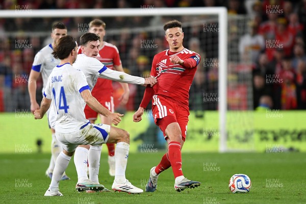 260326 - Wales v Bosnia-Herzegovina - 2026 FIFA World Cup Qualifying - Play-off Semi-final - Ethan Ampadu of Wales is challenged by Ivan Sunjic of Bosnia