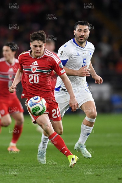 260326 - Wales v Bosnia-Herzegovina - 2026 FIFA World Cup Qualifying - Play-off Semi-final - Daniel James of Wales is challenged by Denis Huseinbasic of Bosnia