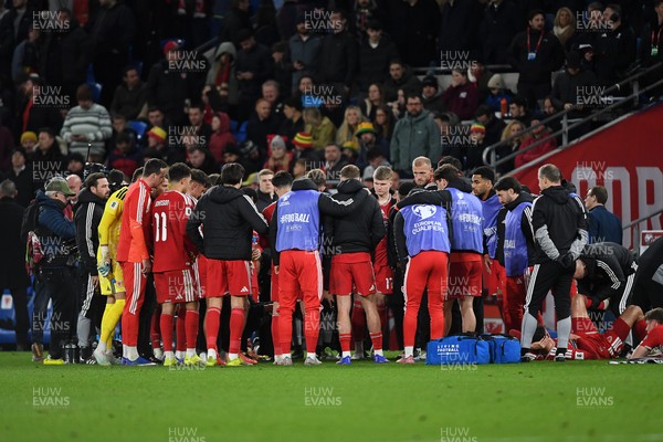 260326 - Wales v Bosnia-Herzegovina - 2026 FIFA World Cup Qualifying - Play-off Semi-final - Wales huddle at full time