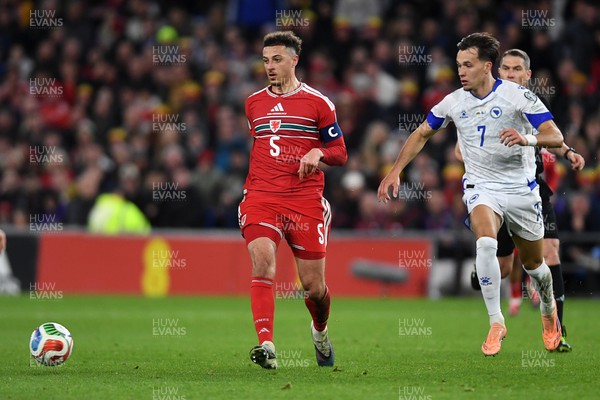 260326 - Wales v Bosnia-Herzegovina - 2026 FIFA World Cup Qualifying - Play-off Semi-final - Ethan Ampadu of Wales is challenged by Amar Dedic of Bosnia
