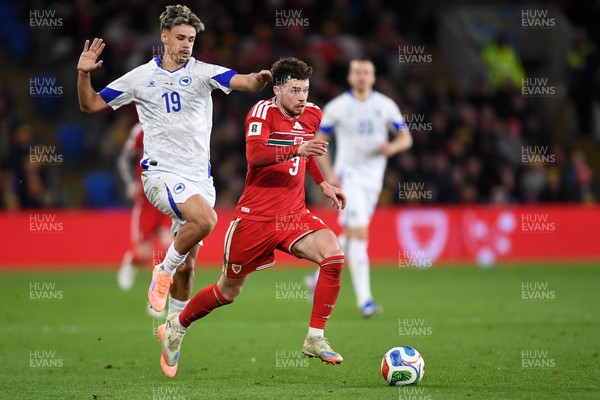 260326 - Wales v Bosnia-Herzegovina - 2026 FIFA World Cup Qualifying - Play-off Semi-final - Neco Williams of Wales is challenged by Kerim Alajbegovic of Bosnia