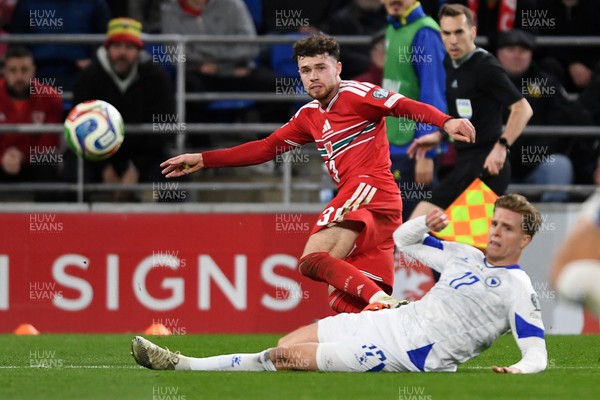 260326 - Wales v Bosnia-Herzegovina - 2026 FIFA World Cup Qualifying - Play-off Semi-final - Neco Williams of Wales is challenged by Dzenis Burnic of Bosnia