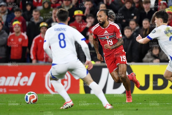 260326 - Wales v Bosnia-Herzegovina - 2026 FIFA World Cup Qualifying - Play-off Semi-final - Sorba Thomas of Wales is challenged by Armin Gigovic of Bosnia