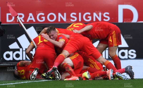 060920 - Wales v Bulgaria - UEFA Nations League - Wales players celebrate Neco Williams goal