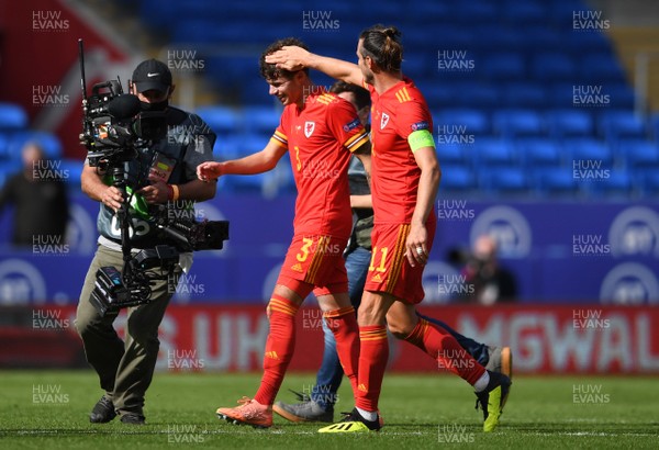 060920 - Wales v Bulgaria - UEFA Nations League - Neco Williams of Wales celebrates with Gareth Bale (right) at full time