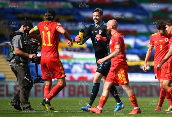 060920 - Wales v Bulgaria - UEFA Nations League - Gareth Bale and Wayne Hennessey of Wales celebrate at full time
