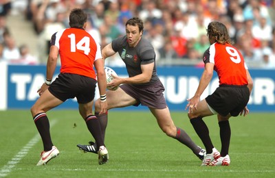 09.09.07 - Wales v Canada - Rugby World Cup 2007 - France - Wales' Mark Jones takes on Canada's Dth van der Merwe and Morgan Williams 