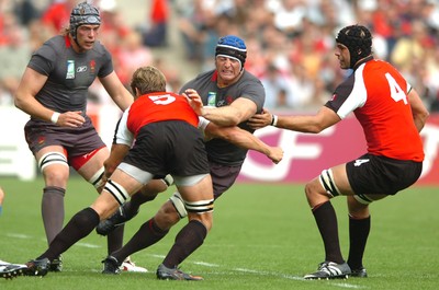 09.09.07 - Wales v Canada - Rugby World Cup 2007 - France - Wales' Ian Gough takes on Canada's Mike James(L) and Luke Tait 