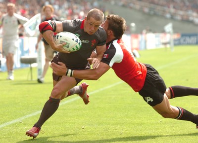 09.09.07 - Wales v Canada - Rugby World Cup 2007 - France - Wales' Shane Williams is tackled by Canada's Dth van der Merwe 