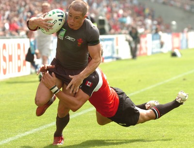 09.09.07 - Wales v Canada - Rugby World Cup 2007 - France - Wales' Shane Williams is tackled by Canada's Dth van der Merwe 