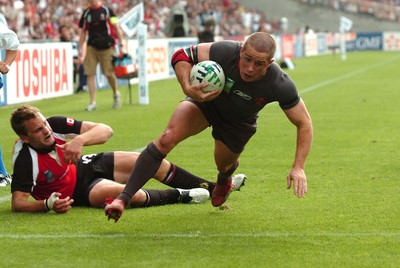 09.09.07 - Wales v Canada - Rugby World Cup 2007 - France - Wales' Shane Williams beats Canada's Craig Culpan to score try 