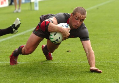 09.09.07 - Wales v Canada - Rugby World Cup 2007 - France - Wales' Shane Williams beats Canada's Craig Culpan to score try 