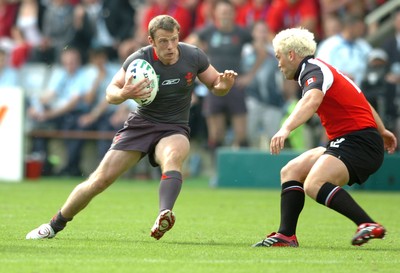 09.09.07 - Wales v Canada - Rugby World Cup 2007 - France - Wales' Kevin Morgan takes on Canada's Craig Culpan 