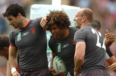 09.09.07 - Wales v Canada - Rugby World Cup 2007 - France - Wales' Colin Charvis celebrates his try with Gareth Thomas and Mike Phillips(L) 