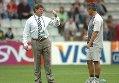 09.09.07 - Wales v Canada - Rugby World Cup 2007 - France - Wales Coach, Gareth Jenkins talks to his assistant, Nigel Davies 
