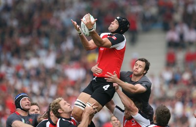 09.09.07 Wales v Canada RWC2007 Wales Mark Jones is beaten to the ball by Luke Tait 