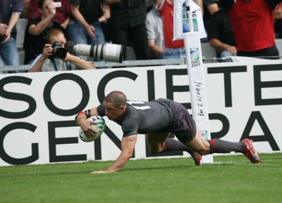 09.09.07 Wales v Canada RWC2007... Wales Shane Williams scores his first try. 