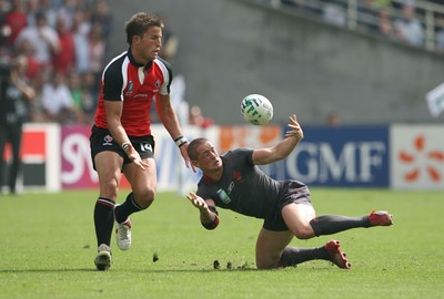 09.09.07 Wales v Canada RWC2007... Wales Shane Williams spills the ball when running for the tryline as Dth Van Der Merwe. 