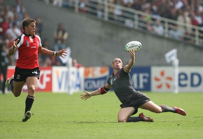 09.09.07 Wales v Canada RWC2007... Wales Shane Williams spills the ball when running for the tryline as Dth Van Der Merwe. 