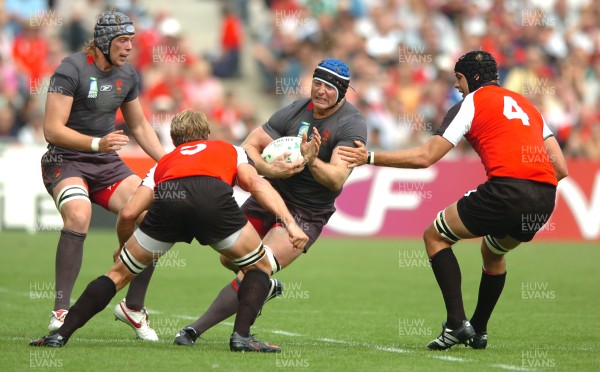 09.09.07 - Wales v Canada - Rugby World Cup 2007 - France - Wales' Ian Gough takes on Canada's Mike James(L) and Luke Tait 
