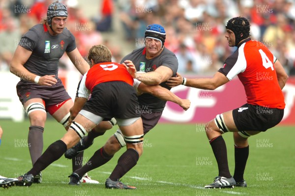 09.09.07 - Wales v Canada - Rugby World Cup 2007 - France - Wales' Ian Gough takes on Canada's Mike James(L) and Luke Tait 
