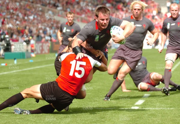 09.09.07 - Wales v Canada - Rugby World Cup 2007 - France - Wales' Matthew Rees is tackled by Canada's Mike Pyke 