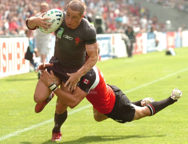 09.09.07 - Wales v Canada - Rugby World Cup 2007 - France - Wales' Shane Williams is tackled by Canada's Dth van der Merwe 