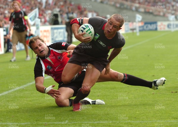 09.09.07 - Wales v Canada - Rugby World Cup 2007 - France - Wales' Shane Williams beats Canada's Craig Culpan to score try 