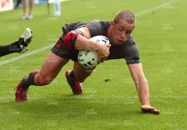 09.09.07 - Wales v Canada - Rugby World Cup 2007 - France - Wales' Shane Williams beats Canada's Craig Culpan to score try 