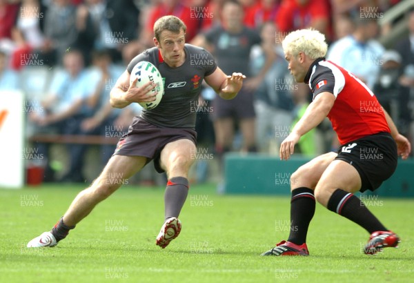 09.09.07 - Wales v Canada - Rugby World Cup 2007 - France - Wales' Kevin Morgan takes on Canada's Craig Culpan 