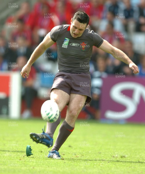 09.09.07 - Wales v Canada - Rugby World Cup 2007 - France - Wales' Stephen Jones kicks at goal 