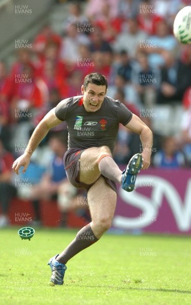 09.09.07 - Wales v Canada - Rugby World Cup 2007 - France - Wales' Stephen Jones kicks at goal 