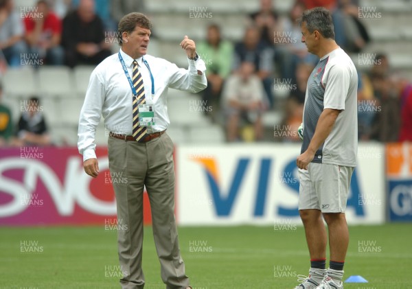 09.09.07 - Wales v Canada - Rugby World Cup 2007 - France - Wales Coach, Gareth Jenkins talks to his assistant, Nigel Davies 