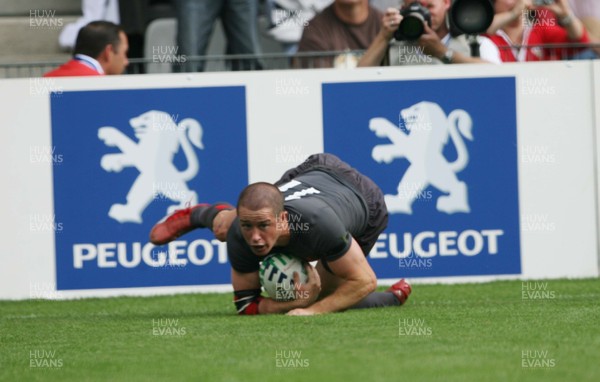 09.09.07 Wales v Canada RWC2007... Wales Shane Williams scores his first try. 