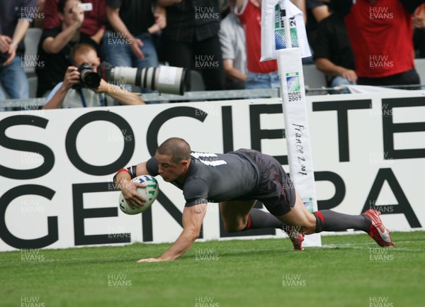 09.09.07 Wales v Canada RWC2007... Wales Shane Williams scores his first try. 