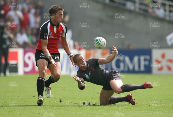 09.09.07 Wales v Canada RWC2007... Wales Shane Williams spills the ball when running for the tryline as Dth Van Der Merwe. 
