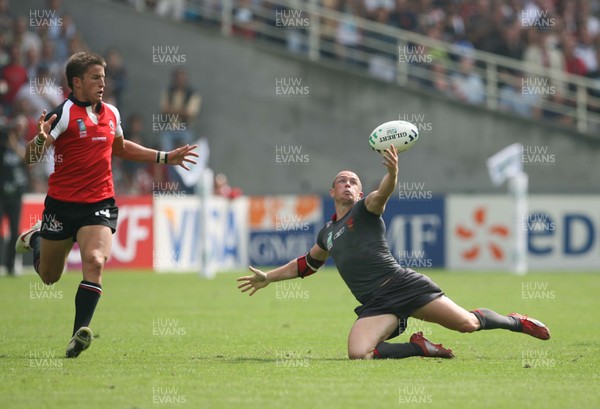 09.09.07 Wales v Canada RWC2007... Wales Shane Williams spills the ball when running for the tryline as Dth Van Der Merwe. 