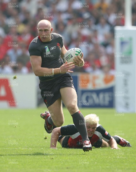 09.09.07 Wales v Canada RWC2007... Wales Tom Shanklin beats Dave Spicer. 