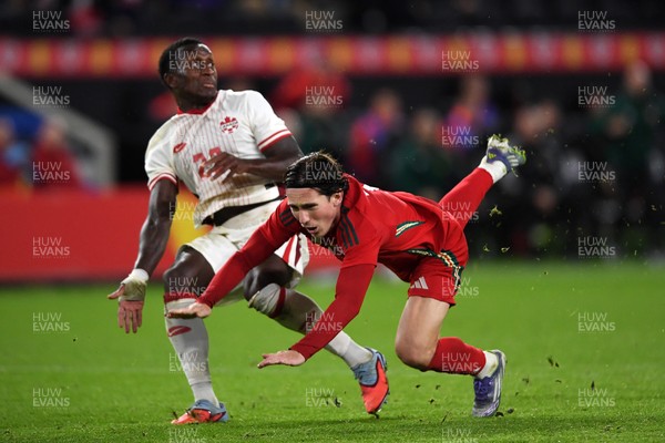 090925 - Wales v Canada -  International Friendly - \e8\ is challenged by Richie Laryea of Canada